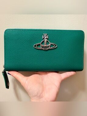 *Pretty* Authentic Vivienne Westwood - Zippy Wallet with box!
